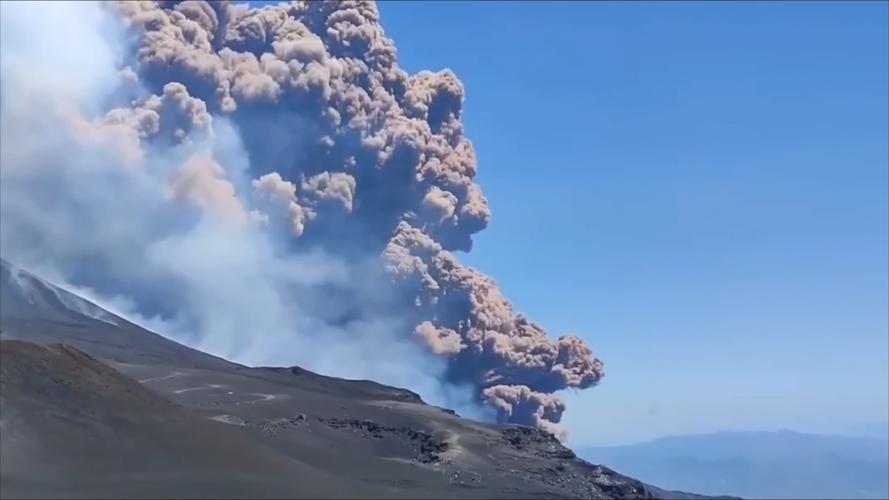 王中王493333特马王中王和火山喷发灰柱1万米与火山喷发灰柱1万米高