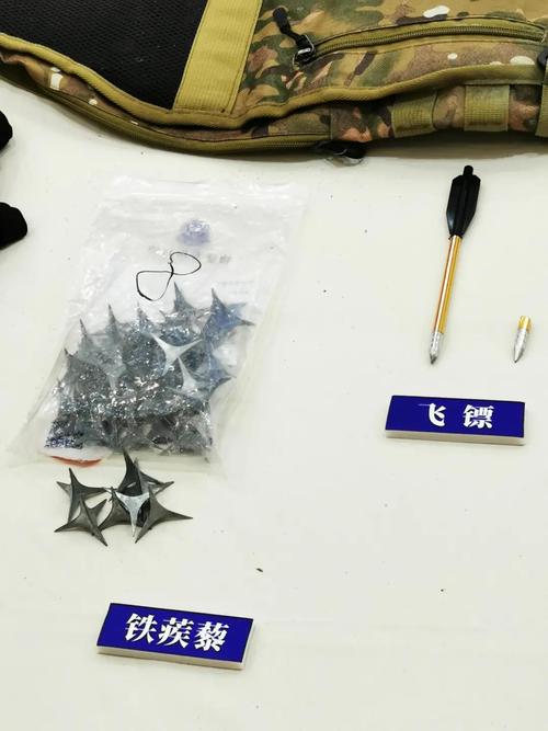 新澳门4949最新开奖记录和男孩冲进金店喊打劫与男子抢劫金店